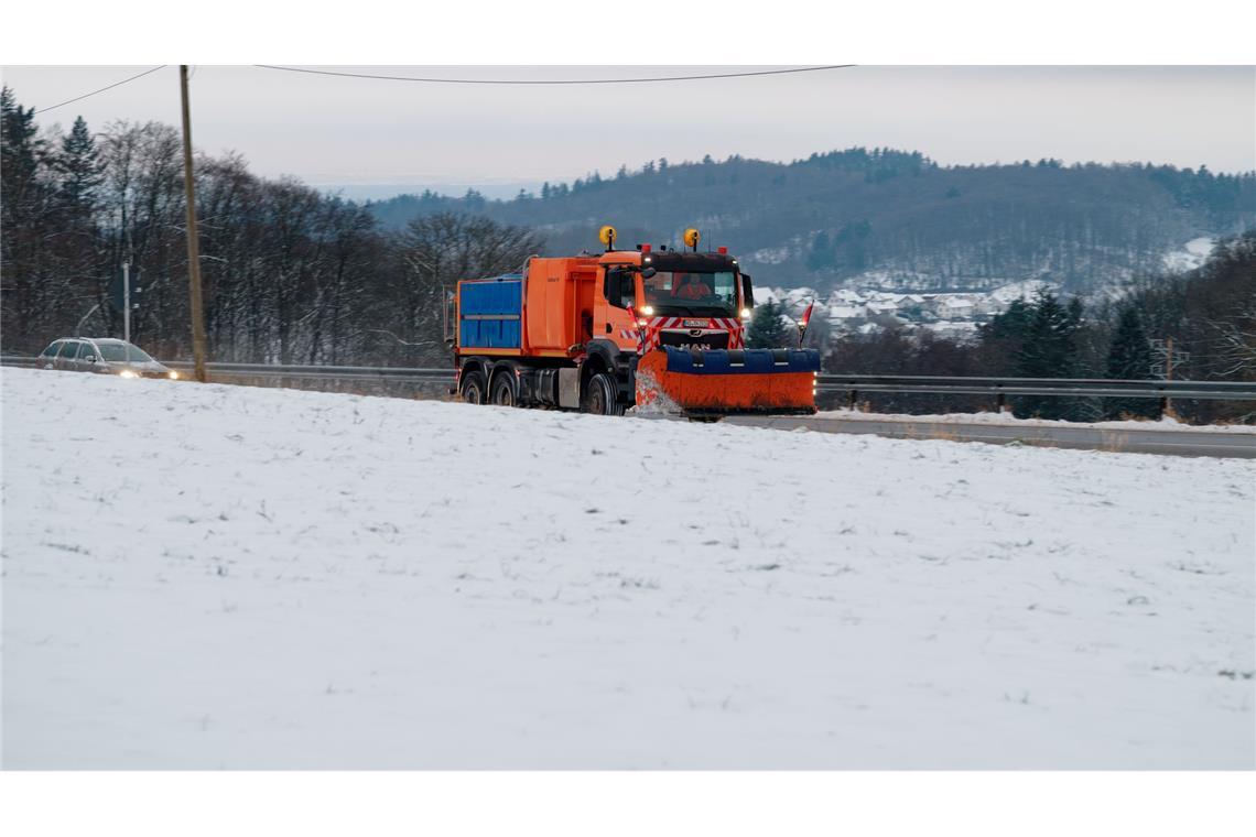 Der Winterdienst muss Schnee von den Straßen kehren.