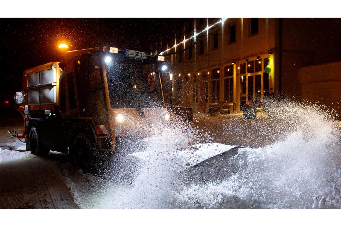 Der Winterdienst war auch noch am Freitagabend in Niedersachsen im Dauereinsatz.