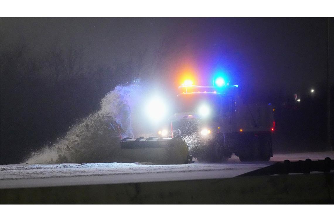 Der Wintereinbruch bringt das öffentliche Leben in vielen US-Bundesstaaten durcheinander.