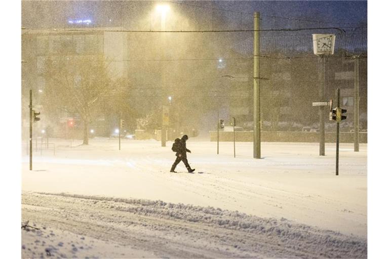 Der Wintereinbruch in Bielefeld gefährdet die Bundesliga-Partie Arminia gegen Werder Bremen. Foto: Marcel Kusch/dpa