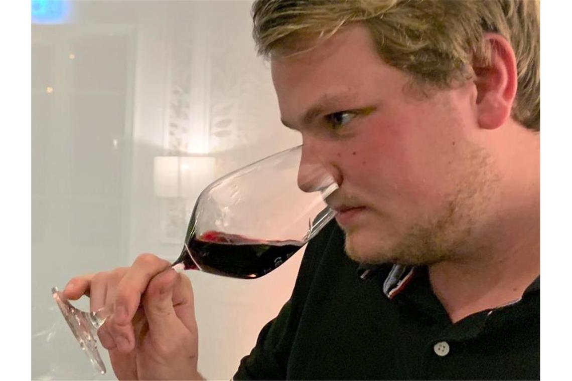 Der Winzer Johannes Siebert verkostet Cuvée-Rotwein seines Weinguts in Grünstadt. Foto: Peter Zschunke/dpa/Archivbild