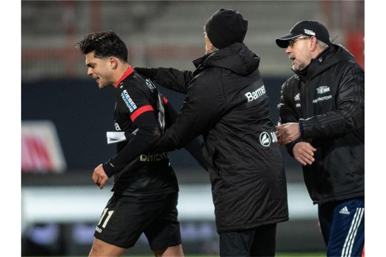 Der Wirbel um die angeblichen verbalen Anfeidungen gegen Bayer-Profi Amiri (l) durch einen Union-Spieler überlagerten das Spiel. Foto: Andreas Gora/dpa-Pool/dpa