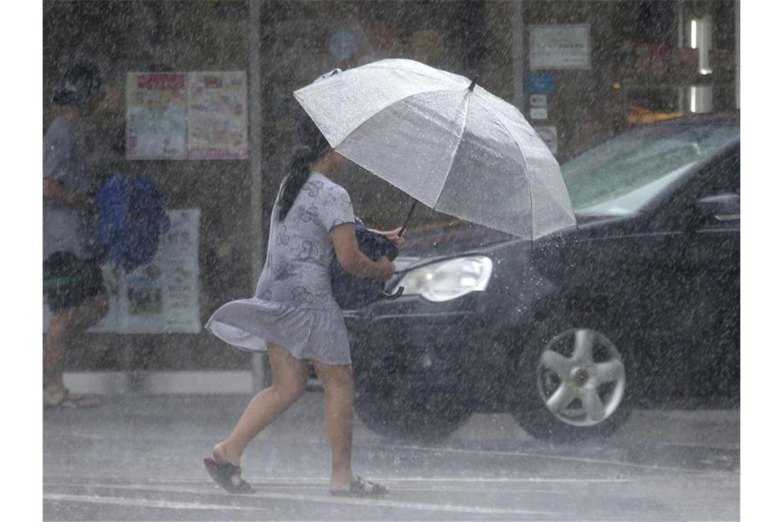 Der Wirbelsturm „Lekima“ brachte zunächst heftige Regenfälle nach Nordtaiwan, nun zieht der Taifun nach China. Foto: Chiang Ying-Ying/AP
