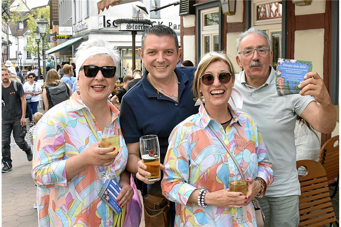 Der Wirt des Storchen mit den strahlenden Menschen vom Stadtmarketing. Tulpenfrü...