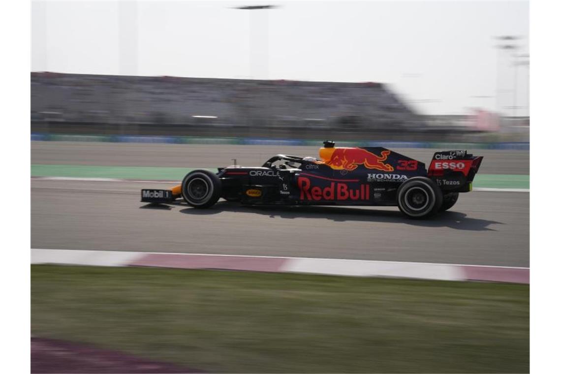 Der WM-Kampf zwischen Max Verstappen und Lewis Hamilton bleibt auch im Freien Training in Katar äußerst eng. Foto: Darko Bandic/AP/dpa