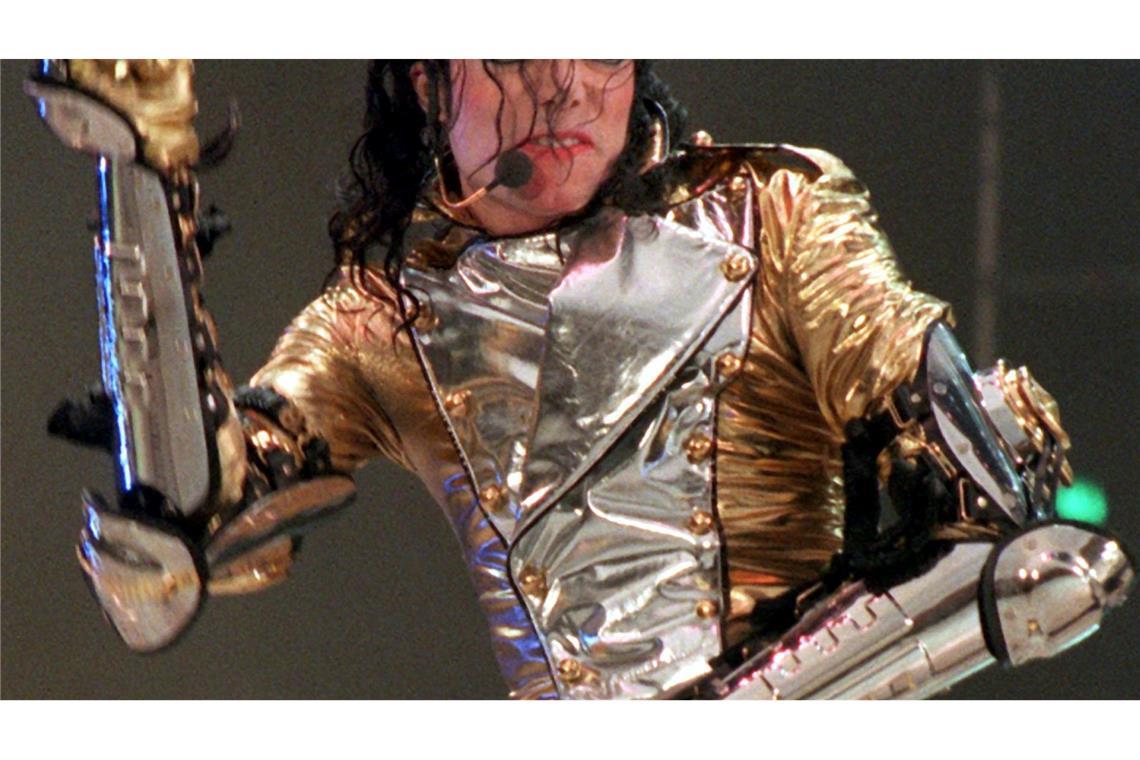Der wohl legendärste Schrittgriff von allen: Michael Jackson, hier bei einem Auftritt in Gelsenkirchen 1997. (Archivbild)