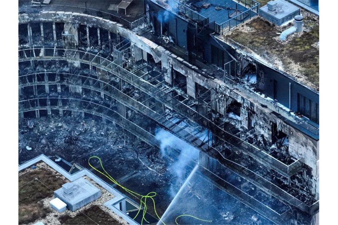 Wohnkomplex in Essen muss nach Großbrand abgerissen werden Der Wohnkomplex in Essen ist völlig ausgebrannt. Foto: Christoph Reichwein/dpa