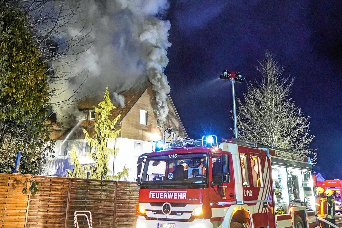 Der Wohnungsbrand im Berglener Ortsteil Steinach erfasste auch den Dachstuhl des Hauses. Foto: SDMG/Kohls 
