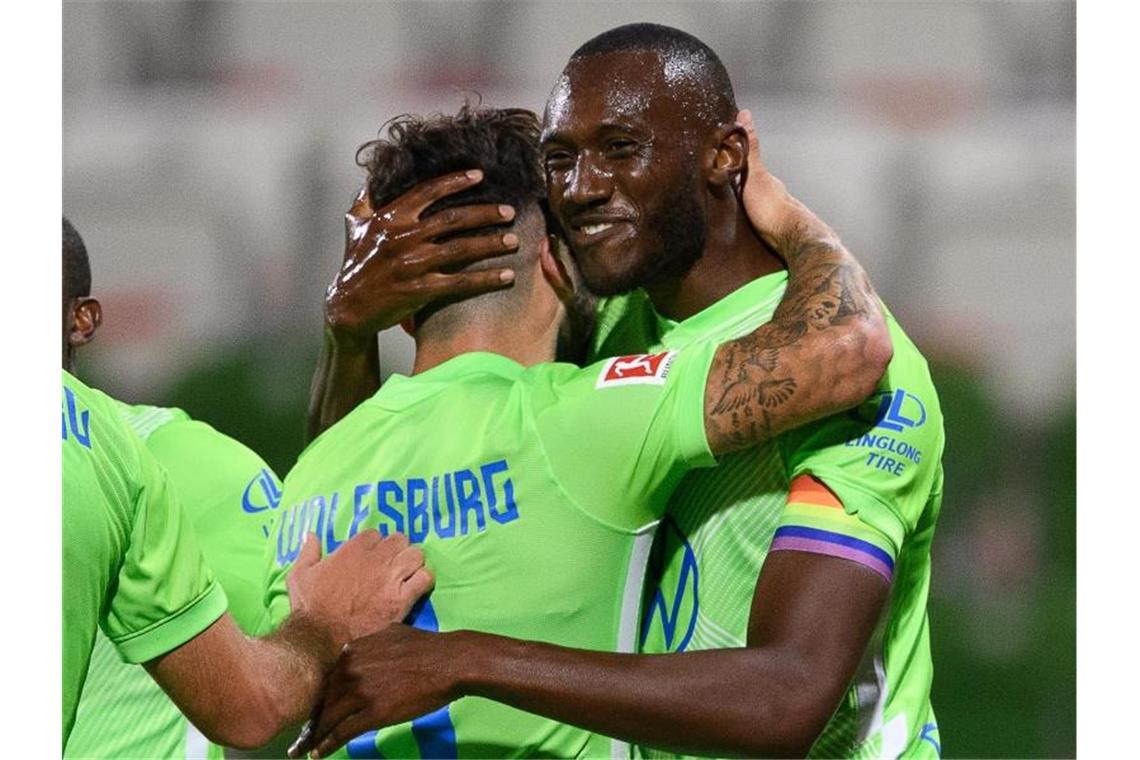 Der Wolfsburger Josuha Guilavogui (r) jubelt nach seinem Tor zum 1:0. Foto: Swen Pförtner/dpa