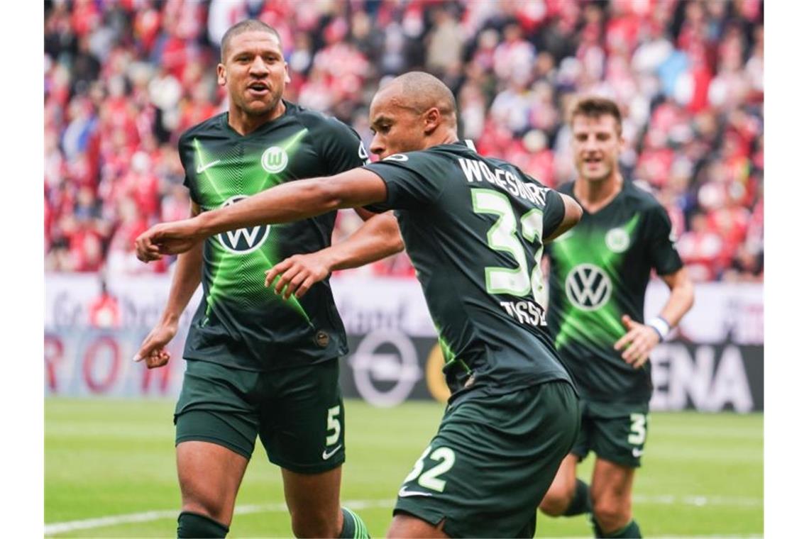 Der Wolfsburger Marcel Tisserand (M) bejubelt sein Tor zum 0:1. Foto: Frank Rumpenhorst