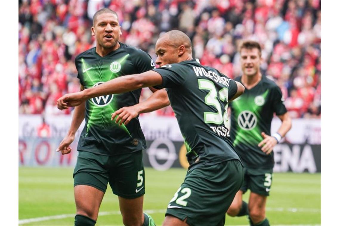 Schalke stoppt RB-Höhenflug - Bayern übernimmt Spitze Der Wolfsburger Marcel Tisserand (M) bejubelt sein Tor zum 0:1. Foto: Frank Rumpenhorst