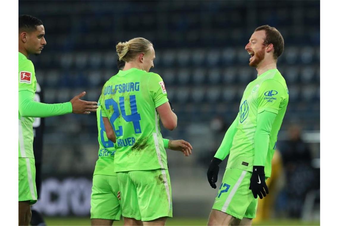 Wolfsburg-Motor Arnold stapelt tief: „Einiges vor der Brust“ Der Wolfsburger Maximilian Arnold (r) bejubelt seinen Treffer zum 3:0 in Bielefeld. Foto: Friso Gentsch/dpa