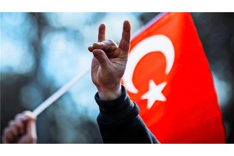 Der Wolfsgruß: Das Erkennungszeichen der türkisch-rechtsextremistischen Grauen Wölfe.