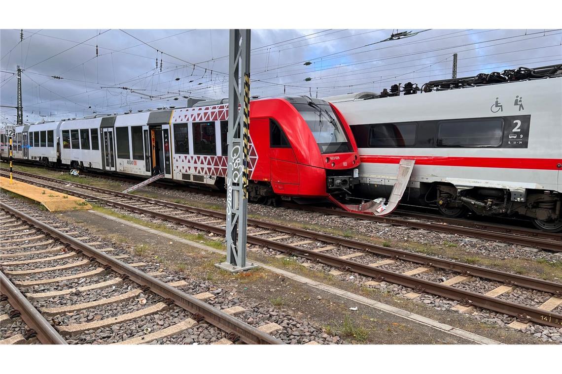 Der Wormser Hauptbahnhof sowie die Bahnstrecke zwischen Worms und dem Flughafen Frankfurt waren am Dienstag infolge des Unfalls vorübergehend gesperrt.