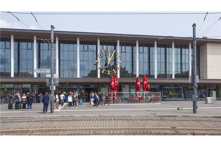 Der Würzburger Hauptbahnhof ist wegen eines Notarzteinsatzes teilweise gesperrt (Archivfoto).