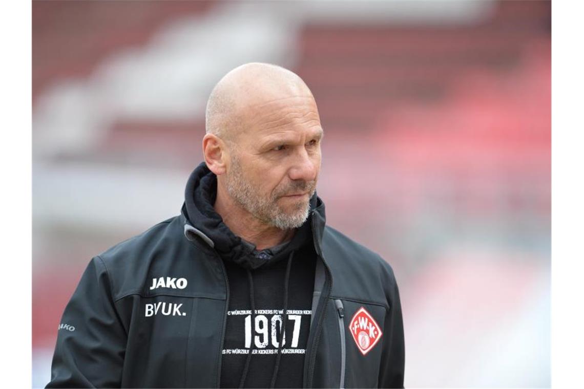 Nächster Trainerwechsel: Trares-Aus soll „Impuls“ bringen Der Würzburger Trainer Bernhard Trares verlässt den Platz. Foto: Timm Schamberger/dpa