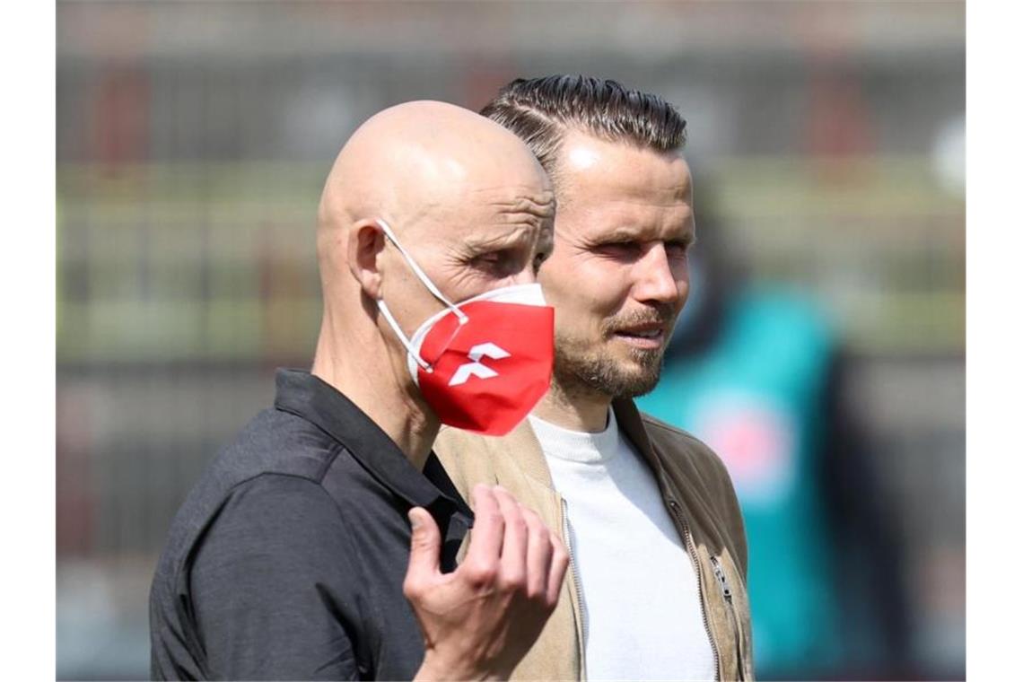 Der Würzburger Trainer Ralf Santelli (l) und der Würzburger Sportvorstand Sebastian Schuppan. Foto: Daniel Karmann/dpa