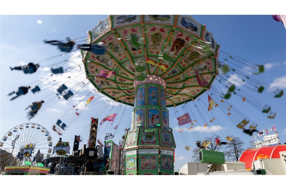 Bilder des Tages Der Würzburger Wellenflieger dreht sich beim Presserundgang über das Würzburger Frühjahrsvolksfest.