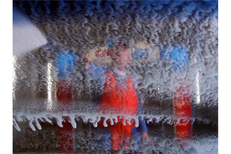 Der Wunsch nach einem sauberen Auto mündete in einen Streit (Symbolbild). Foto: Karl-Josef Hildenbrand/dpa