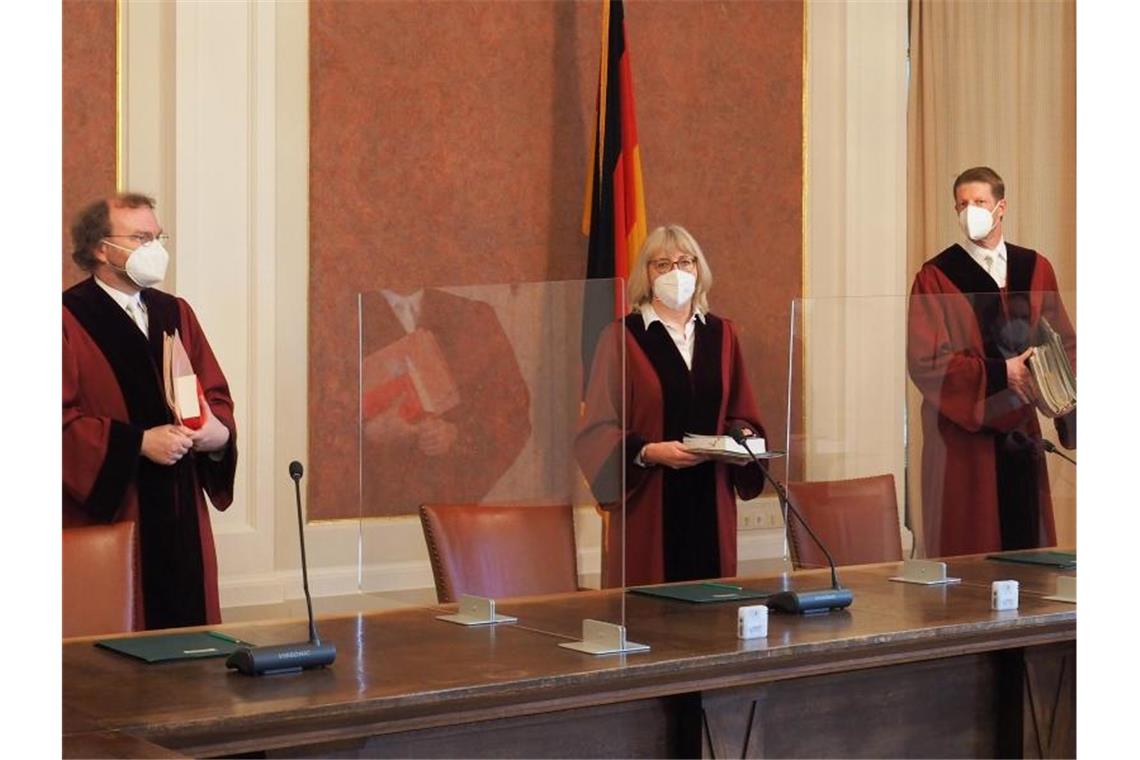Bundesfinanzhof verkündet Rentenurteil am 31. Mai Der X. Senats des Bundesfinanzhofes unter dem Vorsitz von Richterin Jutta Förster muss die Frage klären, ob der Bund die Renten zu Unrecht doppelt besteuert. Foto: Carsten Hoefer/dpa