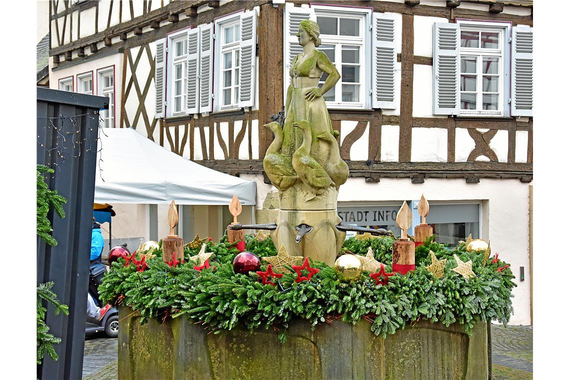 Der XXL Adventskranz ist ein beliebtes Fotomotiv zum Advent. Weihnachtsmarkt in ...