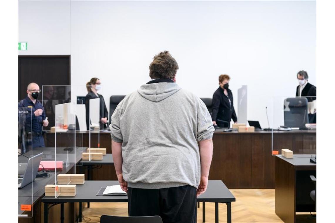 Youtuber „Drachenlord“ kommt mit Bewährungsstrafe davon Der Youtuber „Drachenlord“ im Verhandlungssaal. Foto: Stringer/dpa