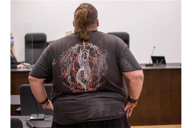Der Youtuber „Drachenlord“ wurde wegen gefährlicher Körperverletzung und anderer Straftaten zu zwei Jahren Haft ohne Bewährung verurteilt. Dagegen legten Verteidigung und Staatsanwaltschaft Berufung ein. Foto: Daniel Karmann/dpa