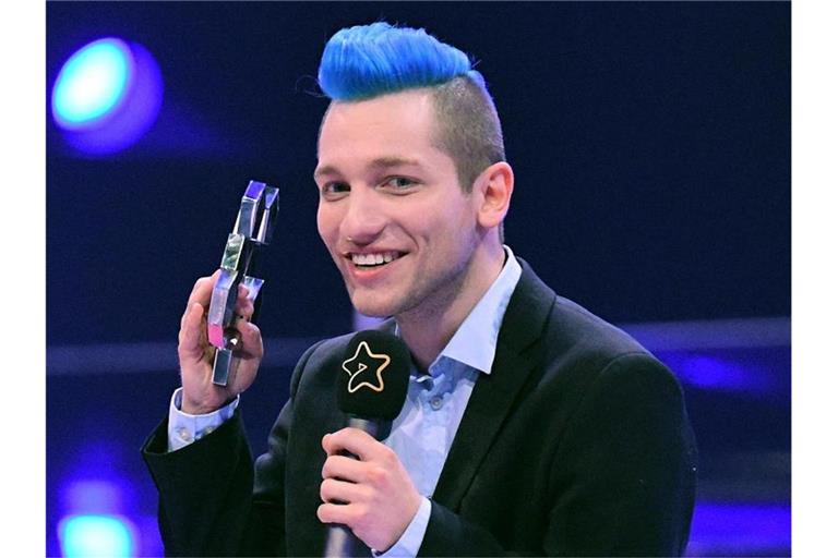 Der Youtuber Rezo, Produzent von Webvideos, hält bei der Verleihung des 7. Webvideopreises den Preis in der Kategorie „Music“ in der Hand. Foto: Henning Kaiser/Archiv