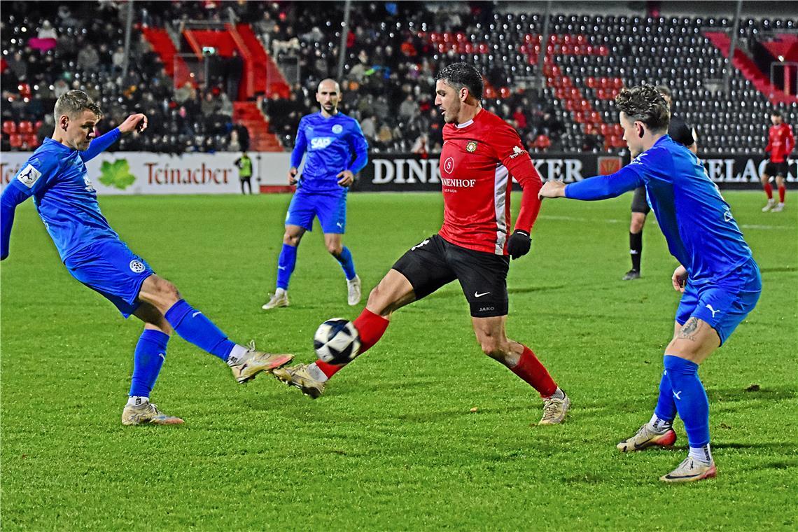 Der Youtuber Tobias Konrad besuchte das Spiel der SG Sonnenhof gegen Astoria Walldorf im Aspacher Stadion. Foto: Tobias Sellmaier
