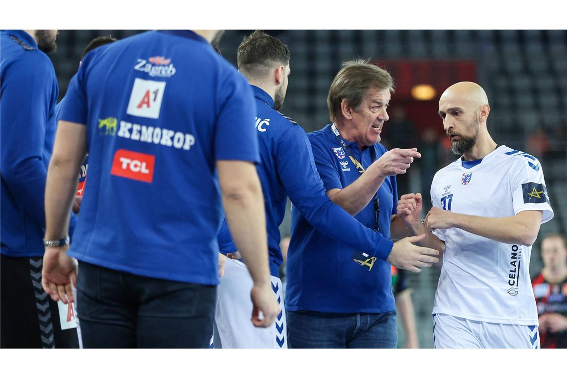 Warum Velimir Petkovic nun den HC Zagreb coacht und nicht den TVB Stuttgart Der Zagreber Coach Velimir Petkovic verteilt Anweisungen an seinen Spieler Roko Trivkovic (re.) .