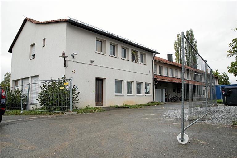 Der Zaun steht noch, aber die Flüchtlinge können die Unterkunft in der Hohenheimer Straße in Backnang wieder frei und ungehindert betreten oder verlassen. Foto: J. Fiedler