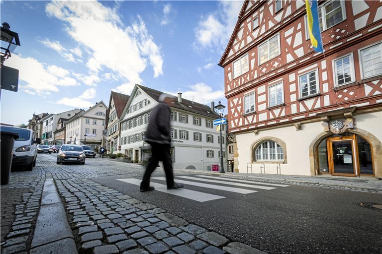 Der Zebrastreifen vor dem historischen Rathaus gehört bald der Vergangenheit an. Viele Fußgänger nutzen ihn eh nicht. Foto: Alexander Becher