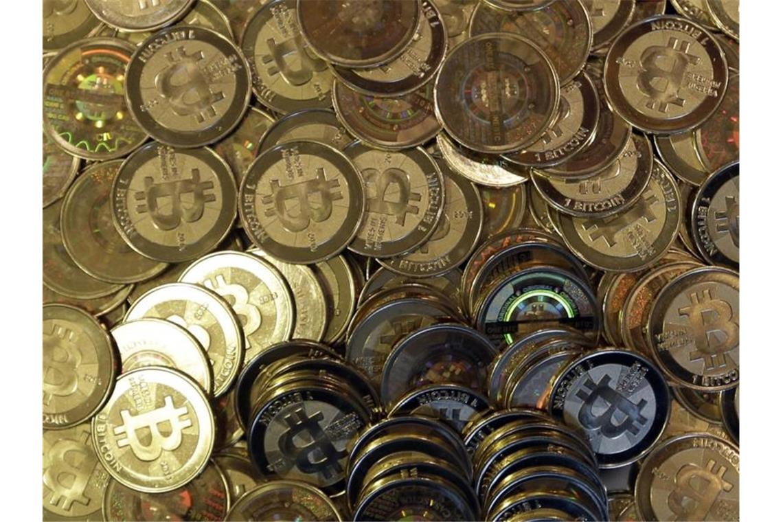 Coinbase geht an die Börse: Krypto-Party an der Wall Street Der Zeitpunkt könnte kaum günstiger sein: Inmitten der aktuellen Bitcoin-Rekordjagd geht mit Coinbase ein Schwergewicht der Kryptobranche an die Börse. Foto: Rick Bowmer/AP/dpa