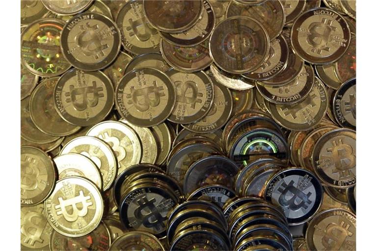 Der Zeitpunkt könnte kaum günstiger sein: Inmitten der aktuellen Bitcoin-Rekordjagd geht mit Coinbase ein Schwergewicht der Kryptobranche an die Börse. Foto: Rick Bowmer/AP/dpa