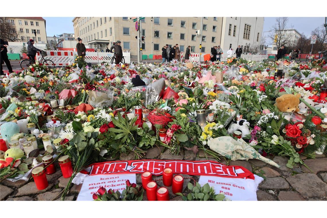 Weihnachten in trauernder Stadt - Gedenken in Magdeburg Der zentrale Gedenkort vor der Johanniskirche gleicht einem Blumenmeer.