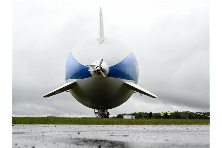 Der Zeppelin NT (Neue Technologie) wird von einem Laster aus dem Hangar gezogen, damit das Luftschiff am Nachmittag zum Presseflug starten kann. Foto: Felix Kästle/dpa