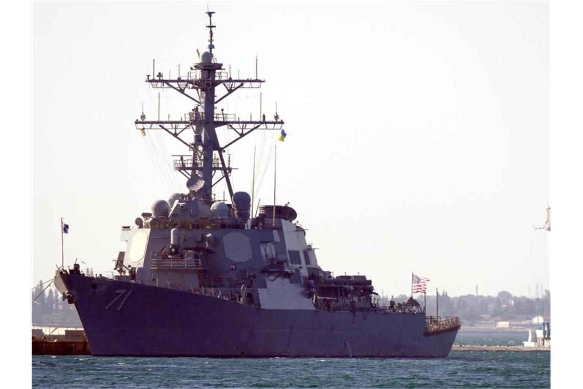 Der Zerstörer USS Ross der US Navy kommt im Hafen von Odessa an. Er nimmt an der Militärübung „Sea Breeze“ teil. Foto: Konstantin Sazonchik/epa Tass/dpa