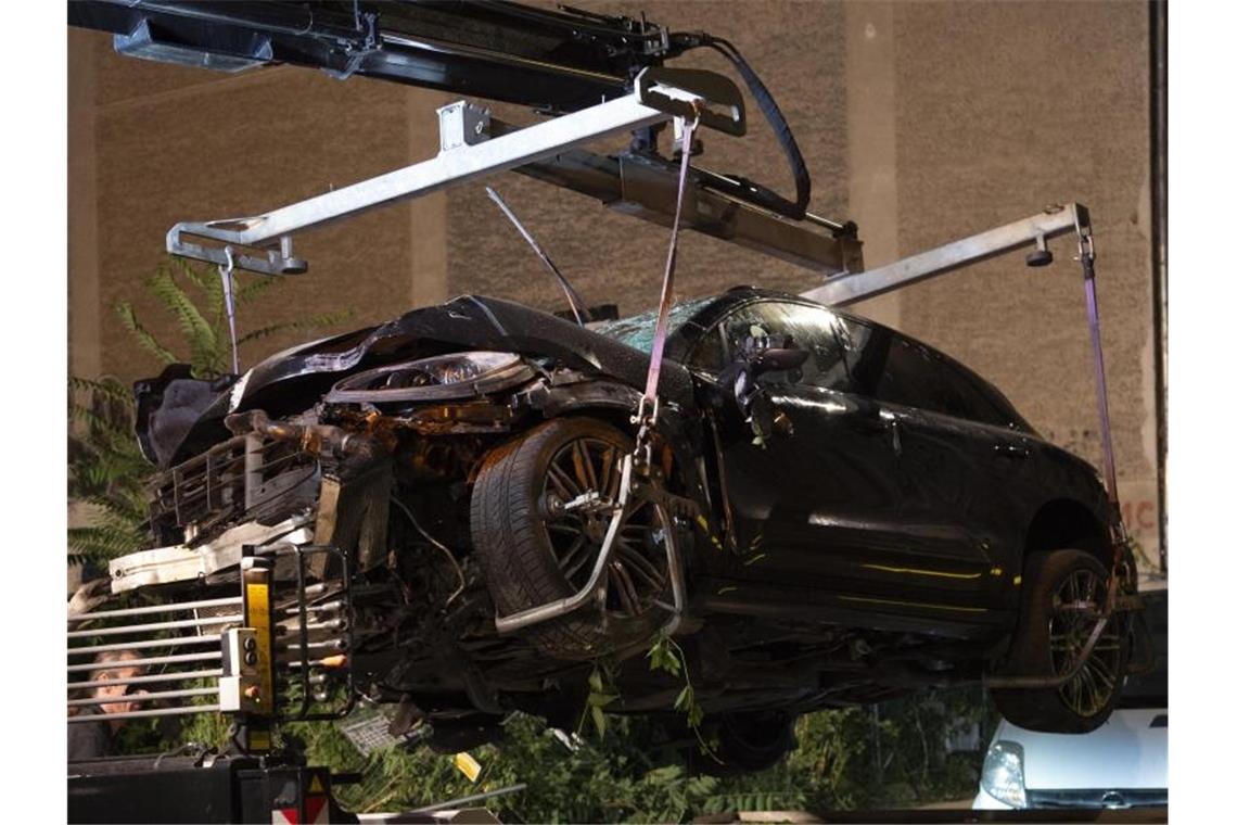 Der zerstörte SUV wird nach dem schweren Verkehrsunfall in Berlin-Mitte auf einen Abschleppwagen gehoben. Foto: Paul Zinken