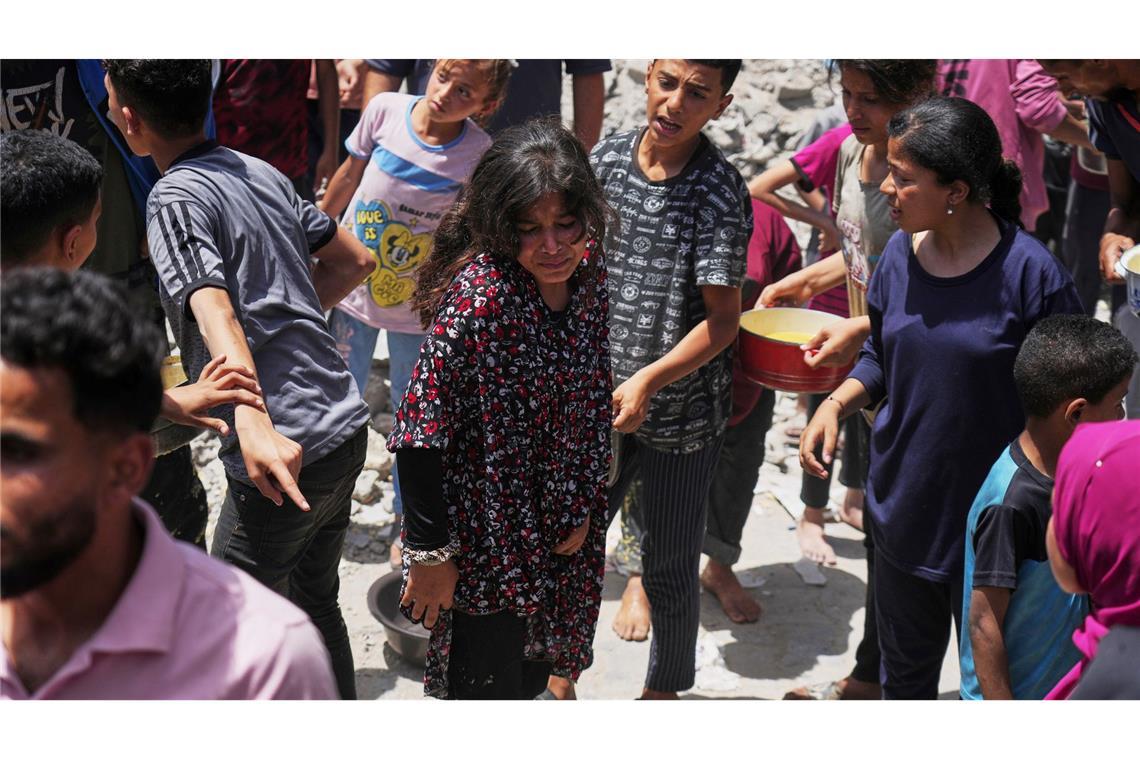 UN: Israel erlaubt 100 Hilfsgüter-Lastwagen für Gaza Der Zivilbevölkerung fehlt es an Nahrungsmitteln, Trinkwasser, Medikamenten - und vielen anderen Dingen des täglichen Bedarfs.