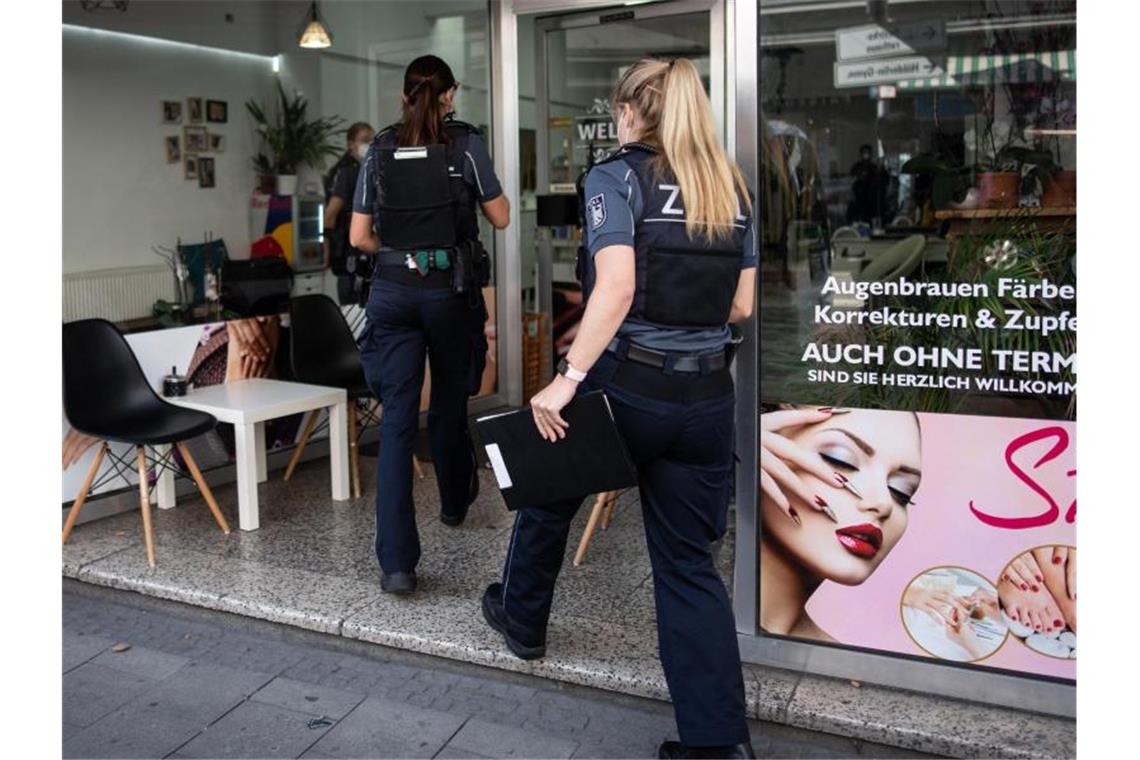 Der Zoll bei der Übprüfung eines Nagelstudios. Foto: Marius Becker/dpa