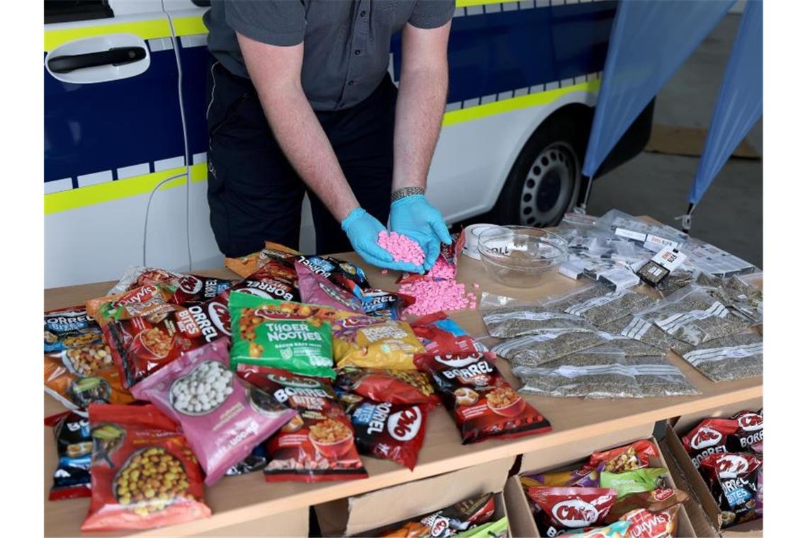 Zoll entdeckt Rekordmengen Ecstasy und Cannabis Der Zoll hat am Flughafen Köln/Bonn Ecstasy-Tabletten und Cannabis sichergestellt. Foto: Oliver Berg/dpa