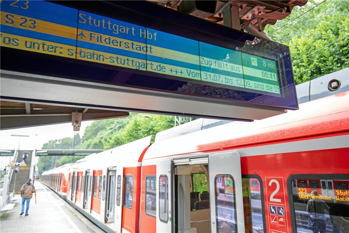 Der Zug nach Filderstadt fällt aus. Eine Anzeige, die gestern sehr häufig zu lesen war. Die Fahrgäste stellten sich darauf ein. Foto: A. Becher