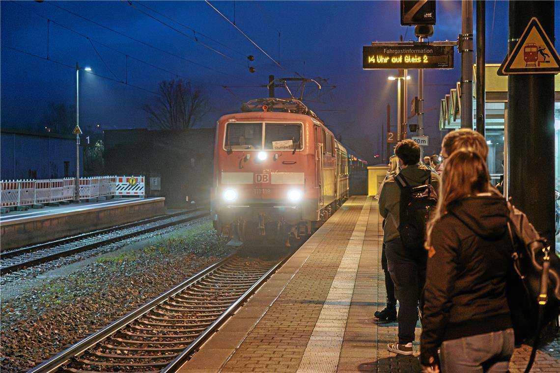 Wer auf die Murrbahn angewiesen ist, braucht gute Nerven Der Zug nach Stuttgart trifft an diesem Donnerstagmorgen pünktlich am Sulzbacher Bahnhof ein – auch wenn die Zeitanzeige dazu weniger passt. Für Pendlerinnen und Pendler auf der Murrbahn keine Selbstverständlichkeit, die in den vergangenen Wochen und Monaten viel wegstecken mussten, was Probleme auf der Strecke anbelangte. Fotos: Stefan Bossow