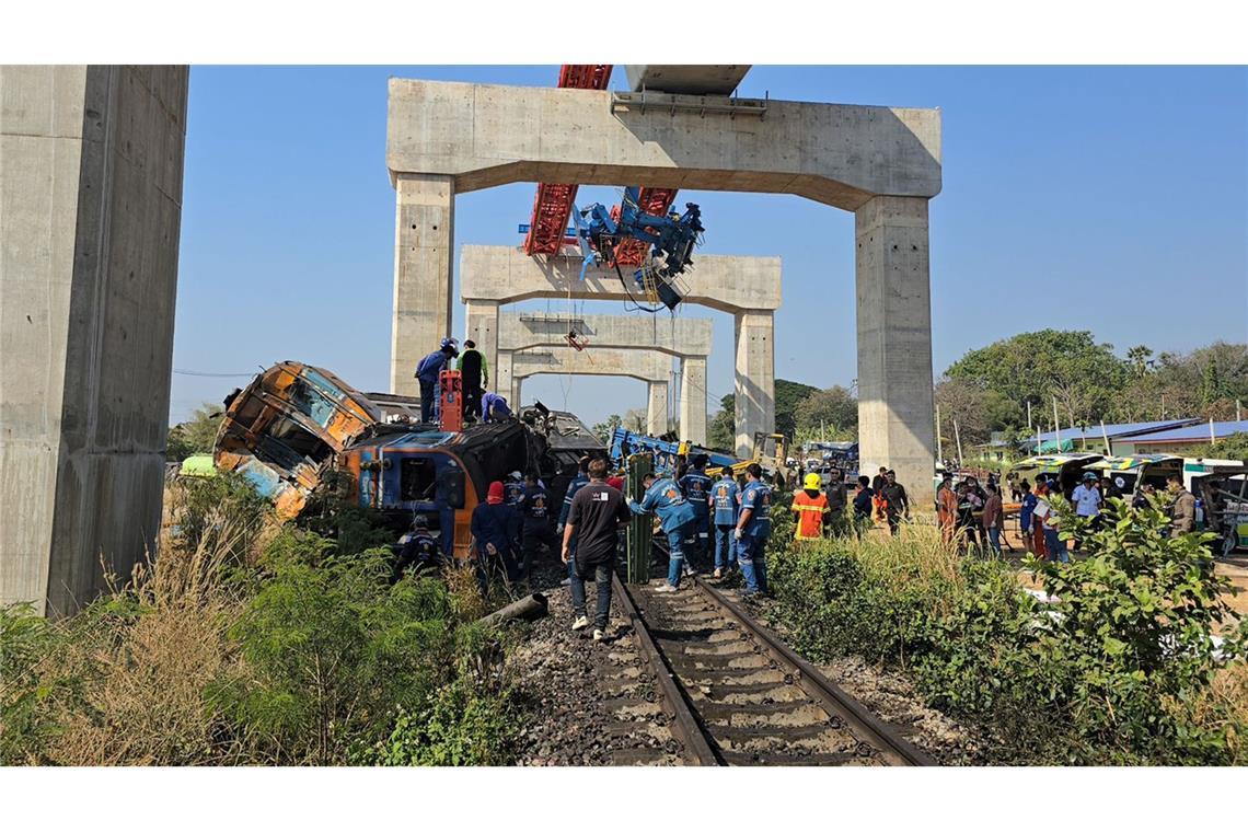 Der Zug war mit drei Waggons mit voller Geschwindigkeit unterwegs.