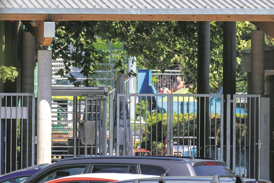 Streit um Verschleierung im Freibad dauert an Der Zugang zum Backnanger Freibad könnte Anke Moutaqui bald verwehrt sein. Sie trägt einen Gesichtsschleier – das gefällt der Stadtverwaltung nicht. Foto: A. Becher