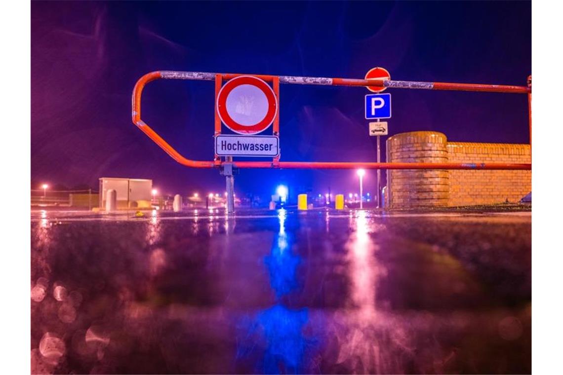Der Zugang zum Parkplatz am Südstrand in Wilhelmshaven ist wegen des Sturmtiefs "Ignatz" mit Hochwasser-Gefahr für Autos gesperrt. Foto: Mohssen Assanimoghaddam/dpa