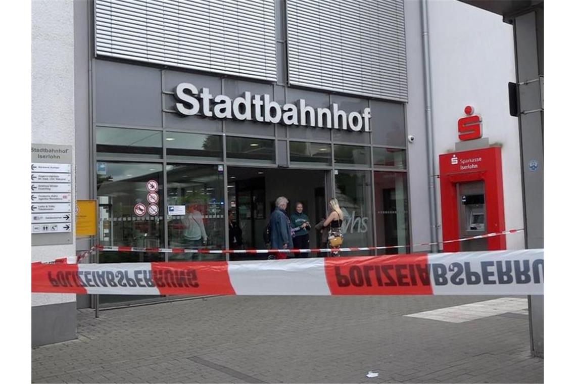 Der Zugang zum Stadtbahnhof ist mit einem Absperrband der Polizei abgeriegelt. Foto: Markus Klümper/visual inform