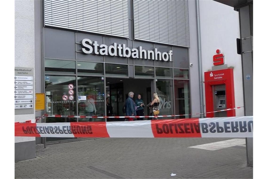 Nach Messerattacke mit zwei Toten: Verdächtiger in U-Haft Der Zugang zum Stadtbahnhof ist mit einem Absperrband der Polizei abgeriegelt. Foto: Markus Klümper/visual inform