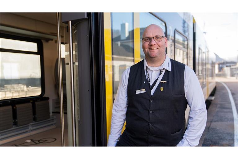 Der Zugbegleiter Ronald-Phillip Tolkiehn erhält den Preis Eisenbahner mit Herz.