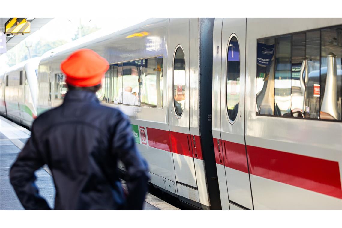 Der Zugbegleiter verlor nach dem Angriff das Bewusstsein und starb später in einer Klinik an einer Hirnblutung (Symbolbild).